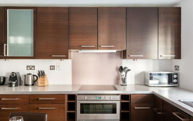 Platinum Apartment in West London 9955
