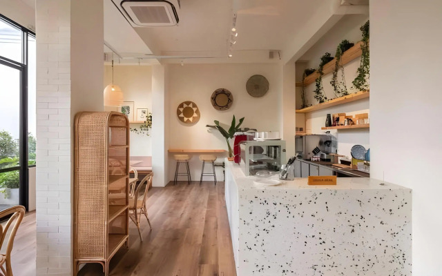 La Boheme Rooms and Coffee