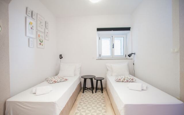 Studio Apartments Emotha