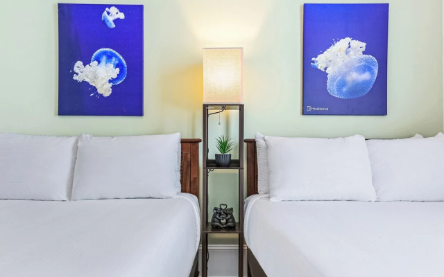 Spacious 4BR Condo with Pool