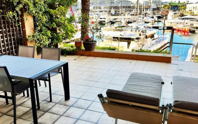 Parama 003 Secure, Luxurious Waterfront Apartment