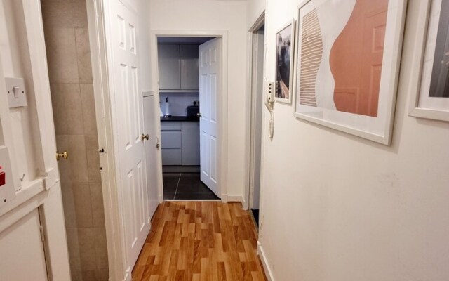Airy Home with Free Parking in Glasgow