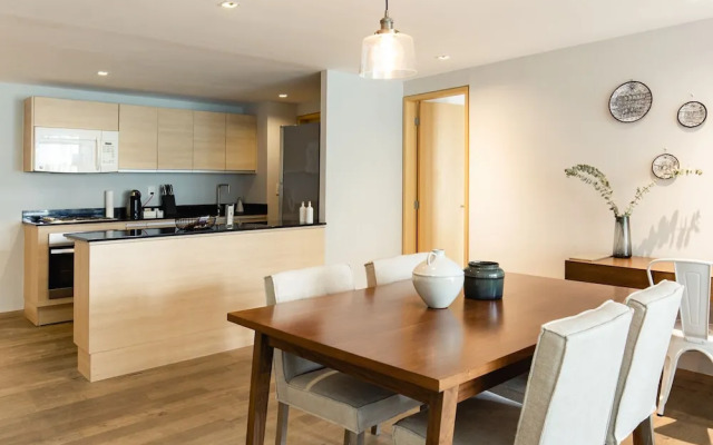 Executive 1BR Oasis With Kitchen & Private Balcony