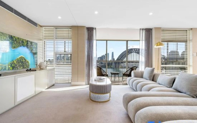 Sydney's Landmark Views from Luxury 2Bd Apt