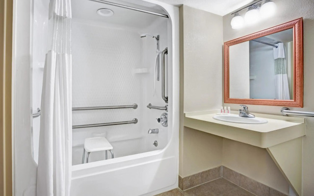 Travelodge by Wyndham Iowa City