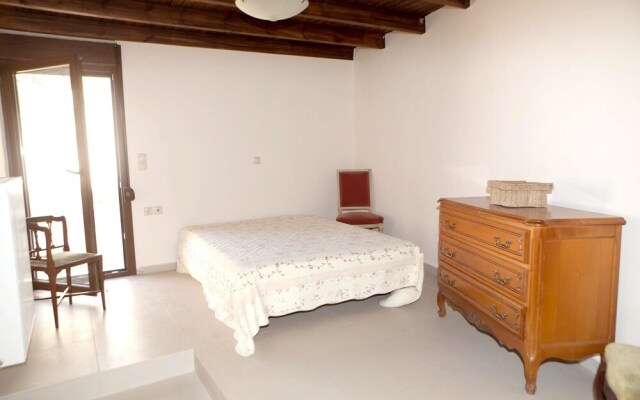 Studio in Roumeli, With Pool Access, Enclosed Garden and Wifi