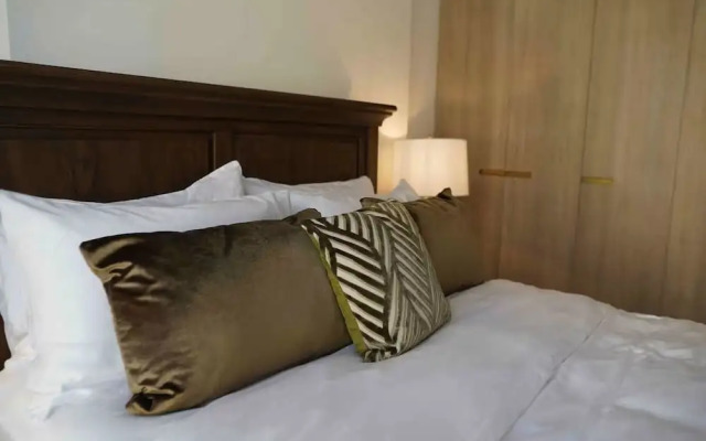 Spacious 2BR in Oxford 212 by Bespoke