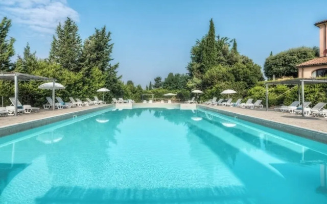 Resort with pool in Riparbella