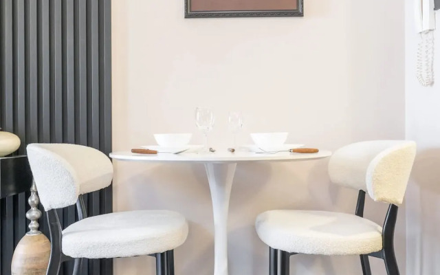 Extravagant Studio Stay for 2 in JVC