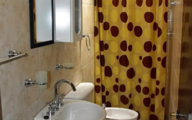 Habitación con oficina a la calle