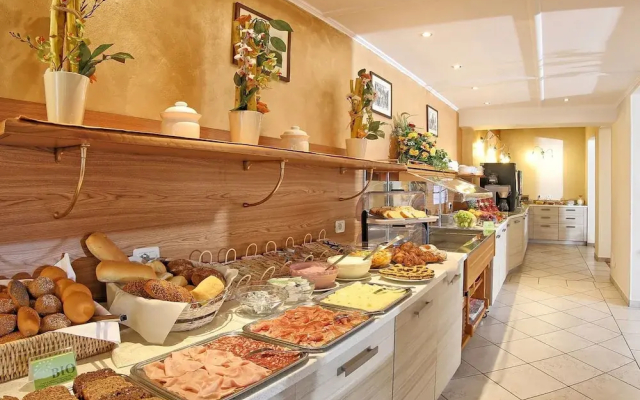 Lake Garda, Beautiful Residence Features Many Facilities