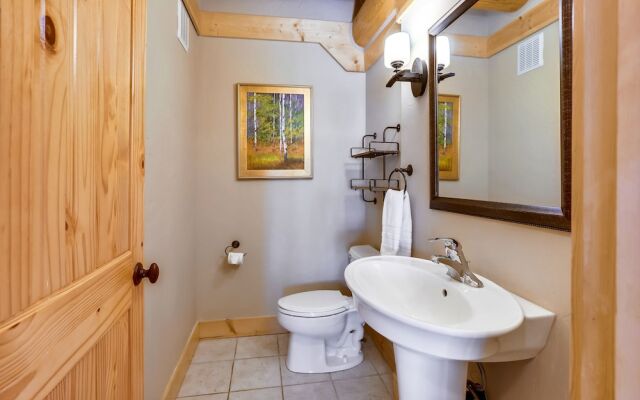 Fireside Retreat 3 Bedroom Home by RedAwning