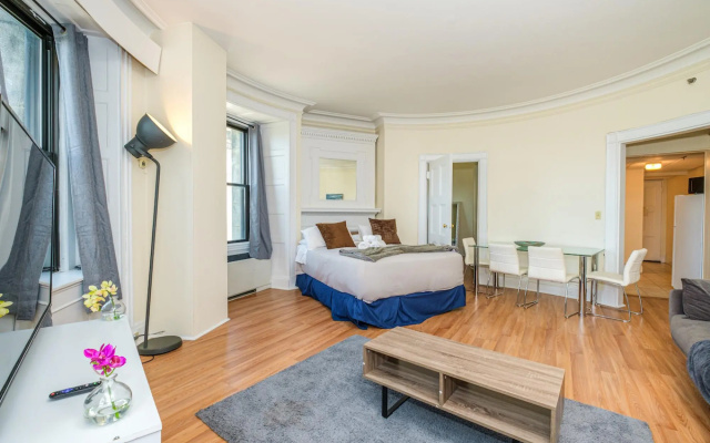 Gorgeous 1BR + View | Theatre District | Evonify