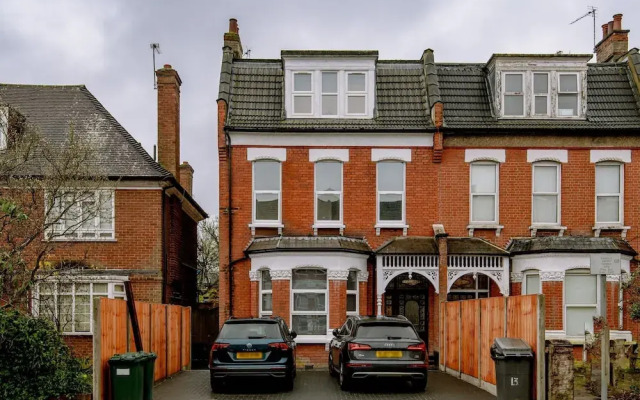 Woodside Park 3 Bedroom Apt with Parking