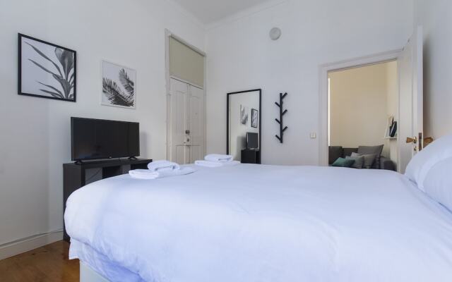 Sunny & Quiet Lisbon Apartment