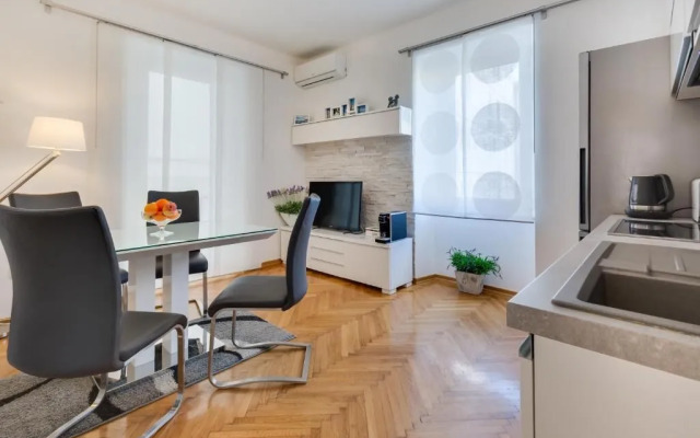 Central Palace Apartment