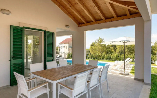 Charming Villa With Pool ,140m From the sea