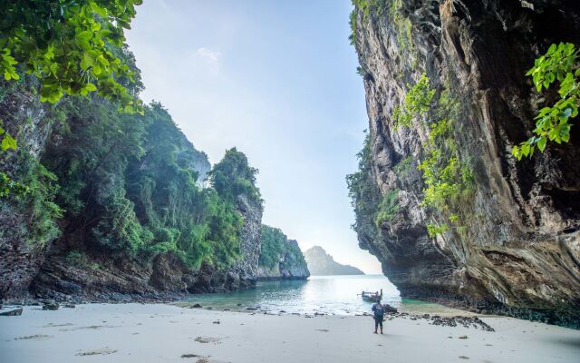 Maneetel Krabi Beachfront