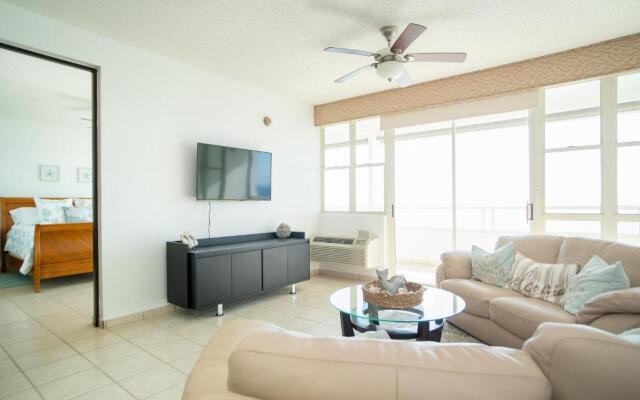 Beachfront Penthouse with Ocean and Sunset Views at Pelican Reef #703 — фото 4