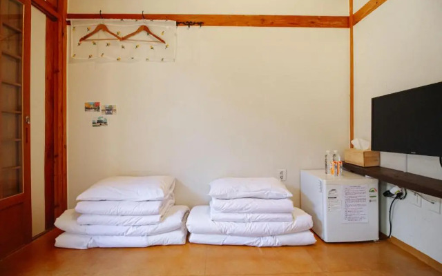 Jeonju Hanok Maeul Deoksugoong