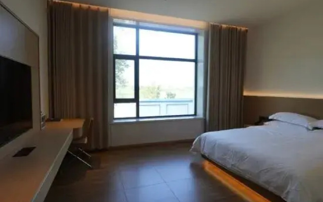 Heming Lake Hot Spring Hotel