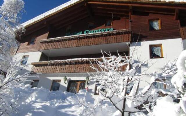 Hotel Cuntera