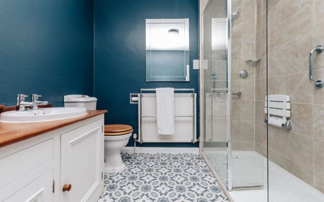 Montpellier House Centrally Located Large Garden - From 300 Per Night