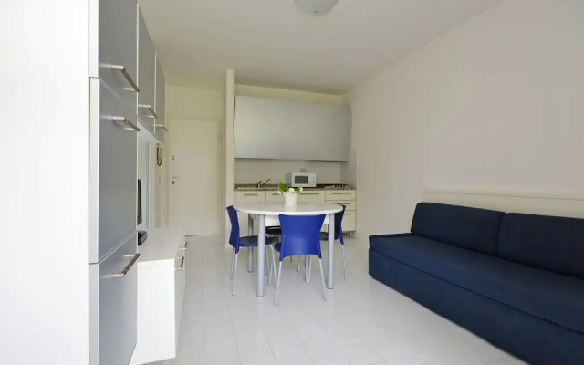 Bright Getaway Flat With Pool