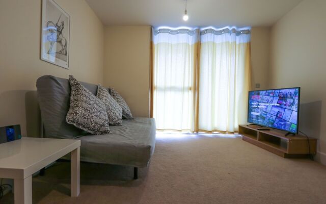 Mordern Top Floor Apartment With Free Parking