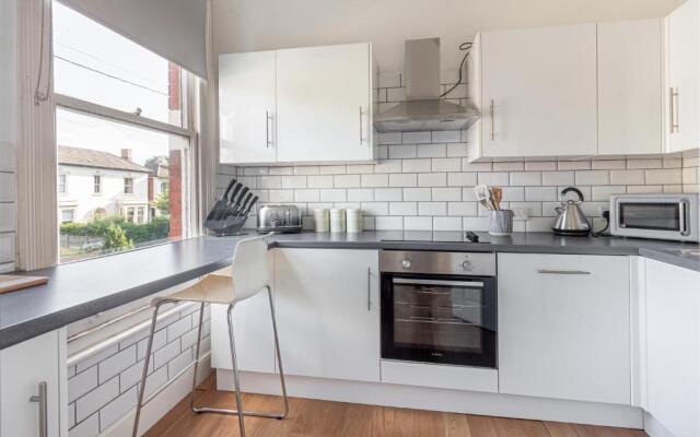 Modern 2 Bedroom Apartment with Free Parking!