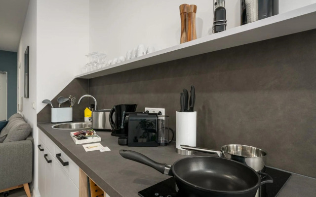 BRIGHT: Stylish & Central - Kitchen - Netflix