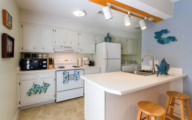 Quiet Condo ~ 10 Mi to Dtwn Pensacola
