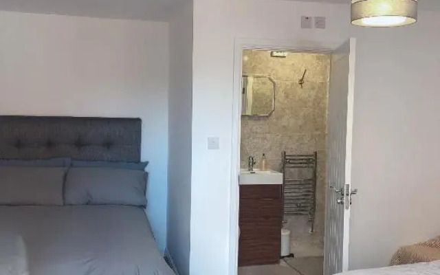 Flat 1 Modern studio flat with free parking, Netflix and private entrance