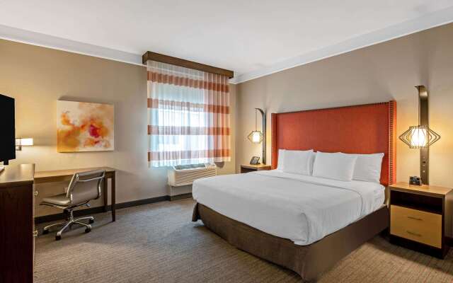 La Quinta Inn & Suites by Wyndham San Francisco Airport N