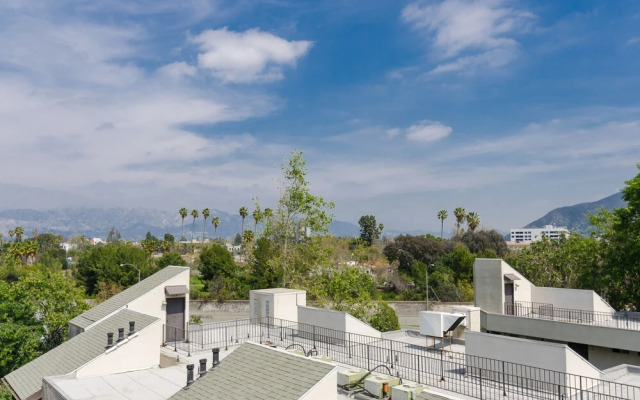 Studio City Universal Apartments