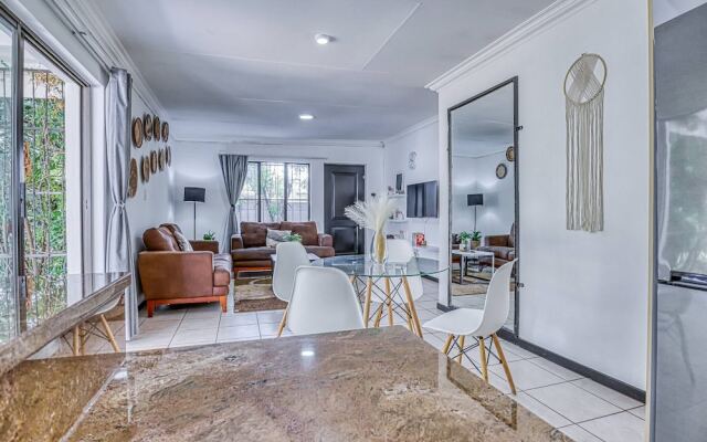 The Cottage-1 Bed-pool-bbq-fibre-solar-samrand