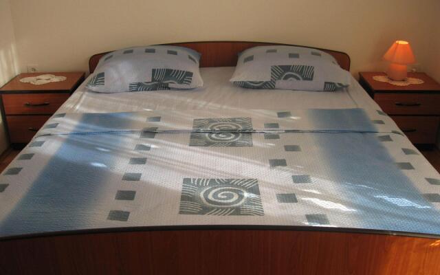 Apartment Pero - free wifi and air con