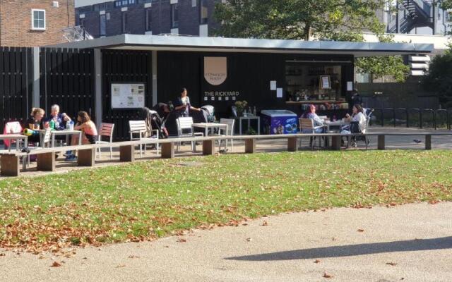 Heart of Ealing Apartment with Garden
