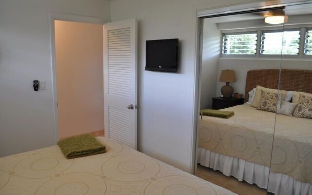 Lahaina Roads 309 by RedAwning