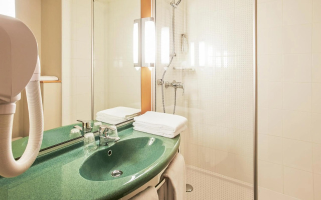 ibis Lyon Est Bron