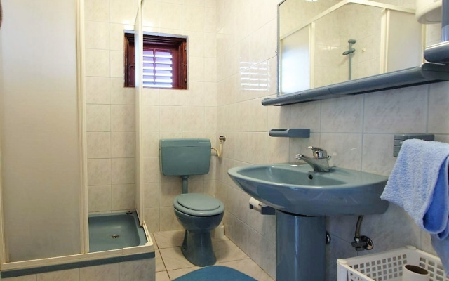 Apartment Šera - 50 m from beach: A2 Pisak, Riviera Omis