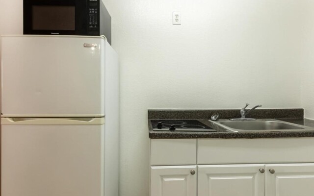 OYO Garden Inn and Suites Pearsall I-35 East