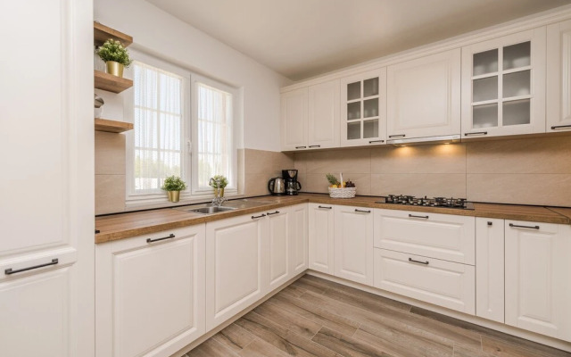 Luxury Villa With Heated Pool 05