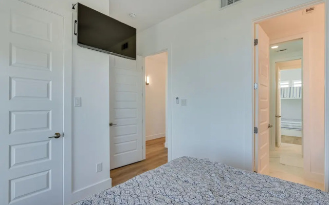 Modern Galveston Vacation Rental: Steps to Beach!