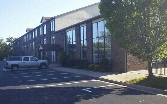 Branson Royal Inn & Suites