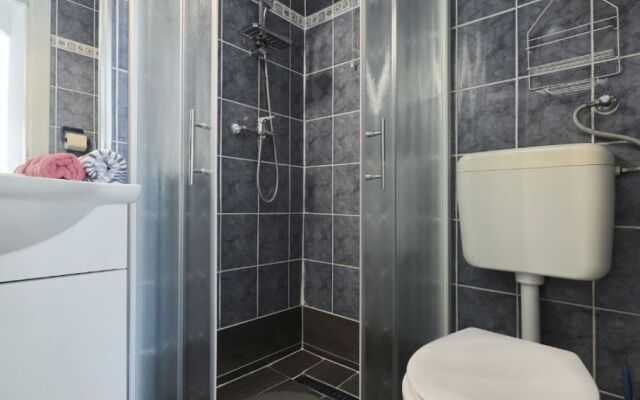 Apartment Djurdja - 20 m from beach : A2 Luka Murter, Island Murter
