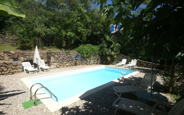 Beautiful House on Hilltop with Private Pool And a River 800 Meters Away