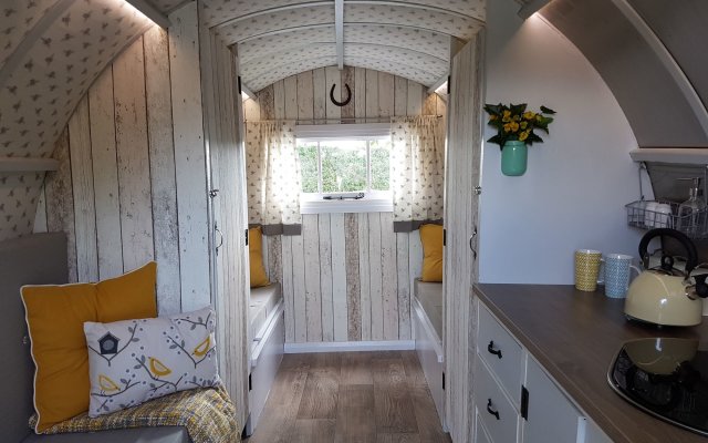 The Little Hide - Grown Up Glamping