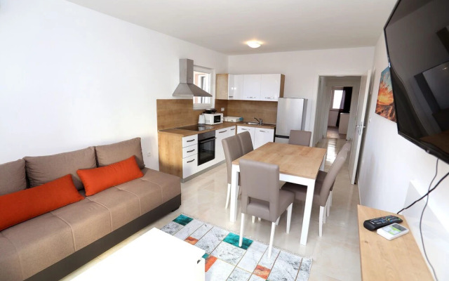 Beautiful 2-bed Apartment in Okrug Gornji