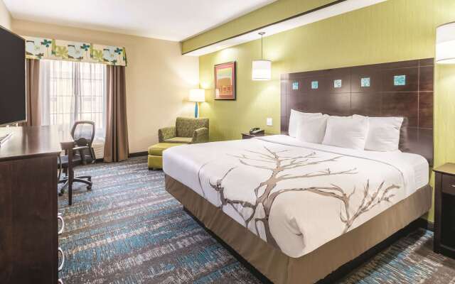 La Quinta Inn & Suites by Wyndham Dallas Grand Prairie South